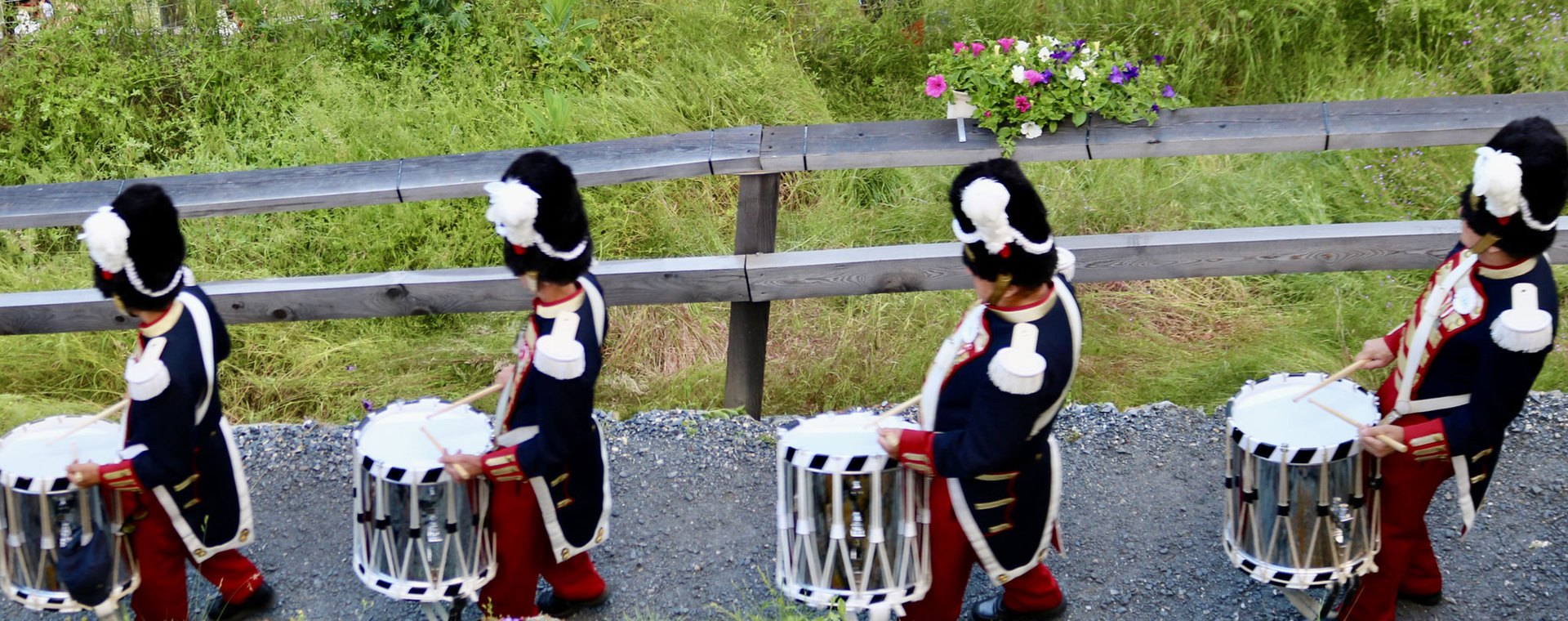 Tambouren und Pfeifer Ahnenstolz marschieren am Oberwalliser Fest